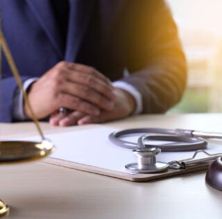 Law gavel stethoscope Health care business rules Accident du travail en cours de préavis : attention à la protection !